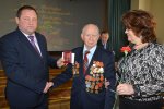 Продолжается вручение юбилейных медалей